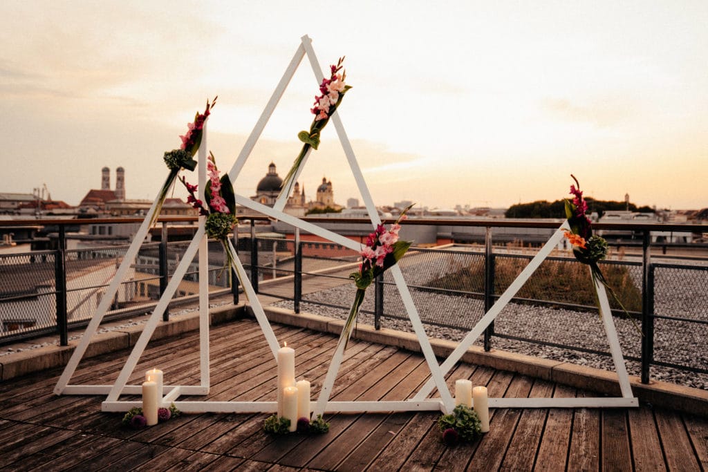 Rooftop Hochzeit München Hochzeitsplanerin Wassermelone Traubogen